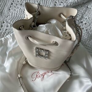 Tres Roger Vivier Bucket Bag cream